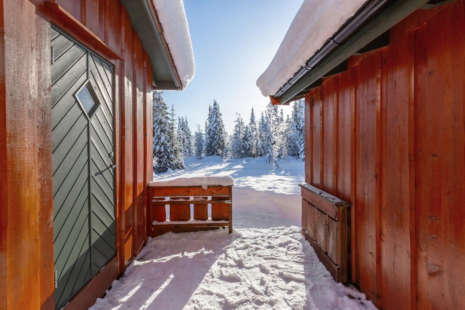 En fin og praktisk terrasse binder hytte og uthus sammen. Galleribilde