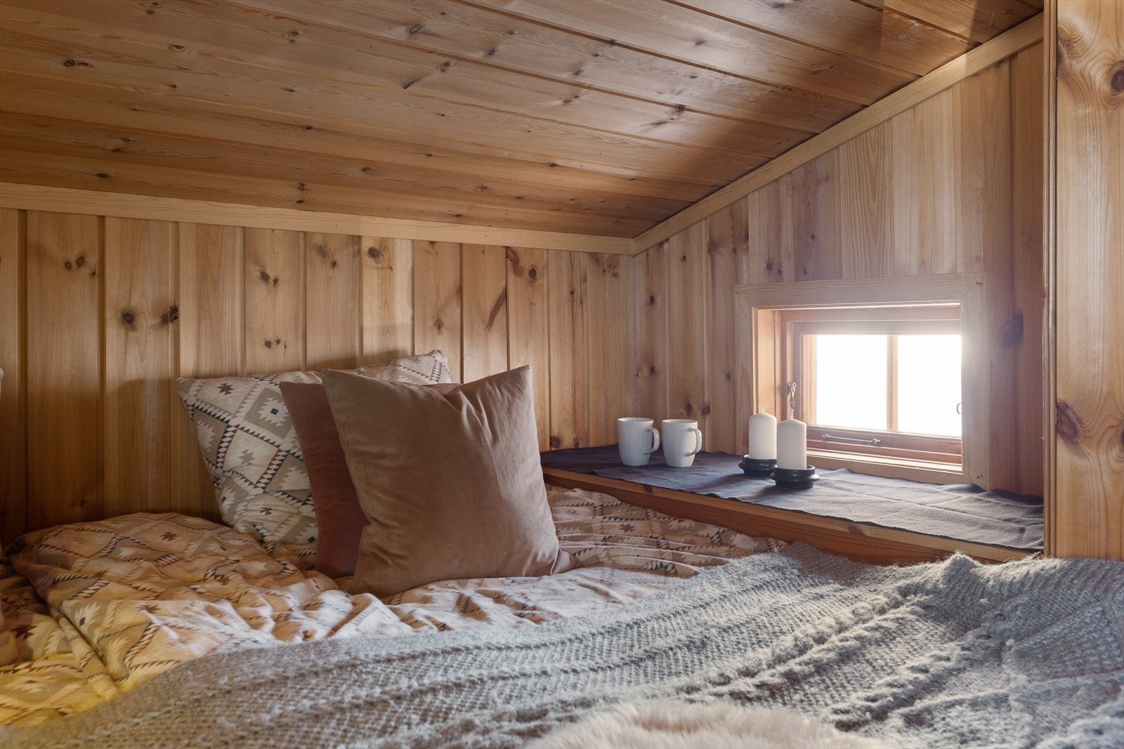 Hovedsoverommet har dobbeltseng og en hyggelig hylle foran vinduet - perfekt sted for morgenkaffen mens du nyter utsikten. Galleribilde