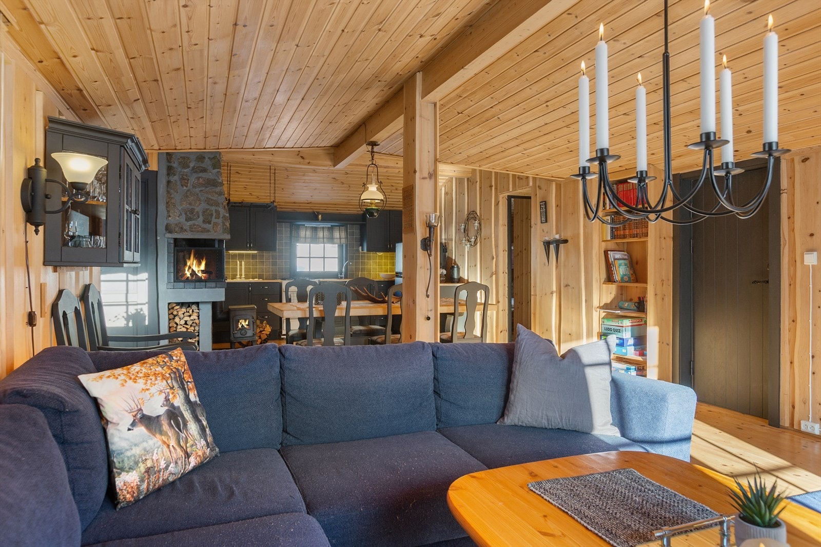 Hytta har en lun og god atmosfære. Gulvene er i heltre med lakkert overflate, mens vegger og himlinger er kledd i trepanel som gir et helhetlig og koselig preg. Galleribilde