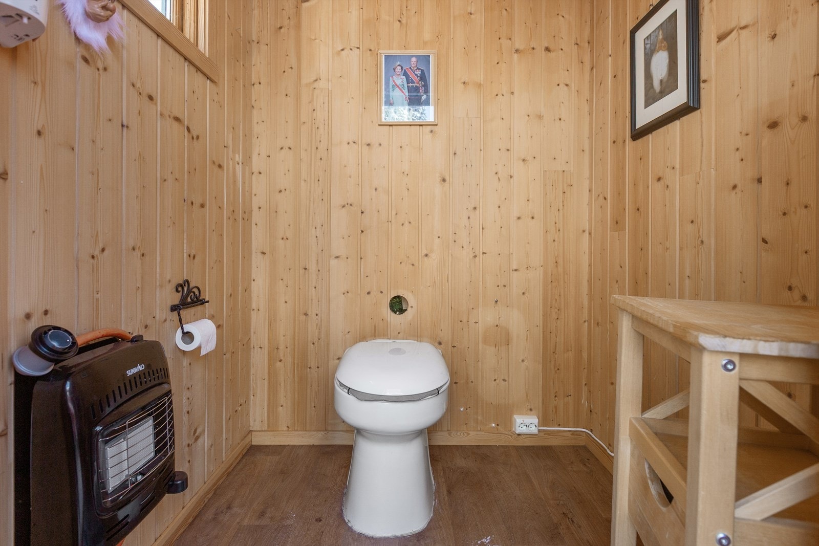 I tillegg har uthuset et eget dorom med hyttedo av typen Separet. Galleribilde