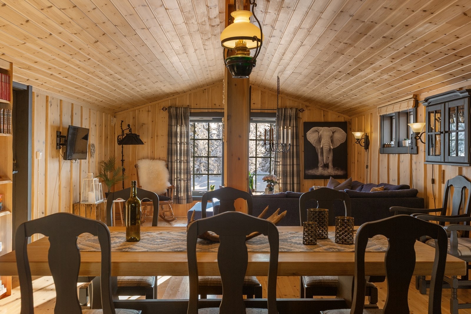 Spiseplassen ligger sentralt i rommet og danner et naturlig samlingspunkt for hyggelige måltider og spillkvelder. Galleribilde