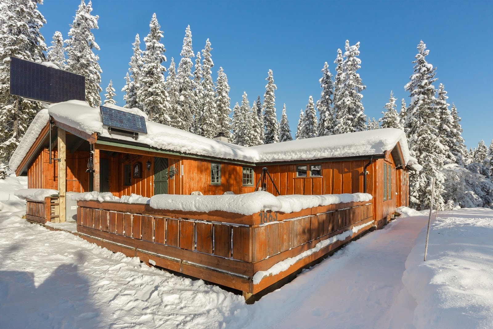 Hytta ligger idyllisk til i et stille og rolig område, omgitt av vakker natur og gode turmuligheter året rundt. Galleribilde