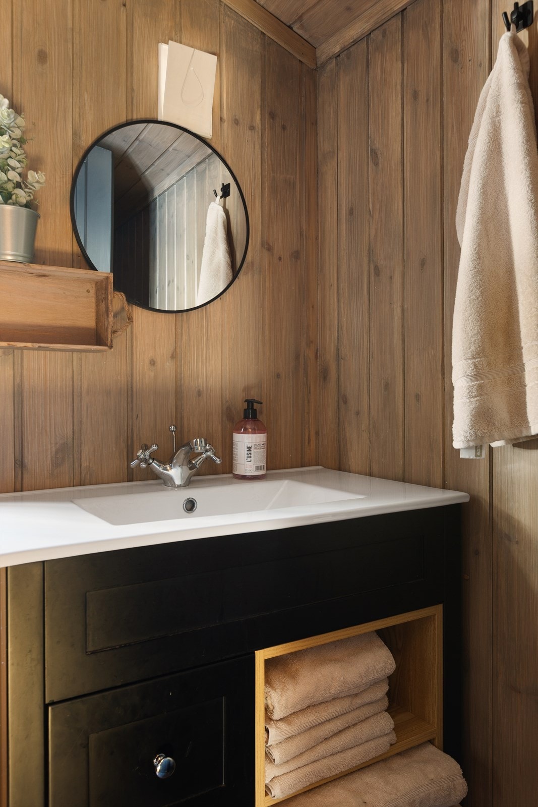 Rommet har panel på veggene og belegg med oppbrett på gulv. Bruk av vann bør skje med forsiktighet. Galleribilde