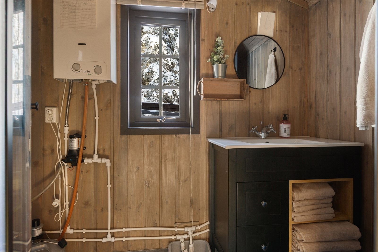Hyttebadet er praktisk innredet med servantskap og dusjkabinett. Vannvarmer drevet av propan sørger for varmt og godt vann. Galleribilde