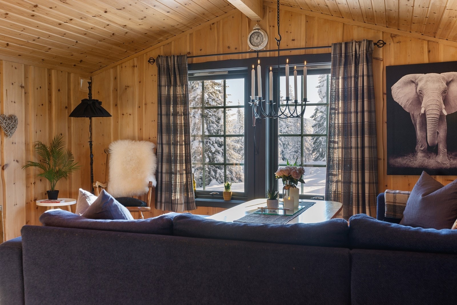 De store vinduene slipper inn godt med dagslys og gir fin utsikt til naturen utenfor. Galleribilde