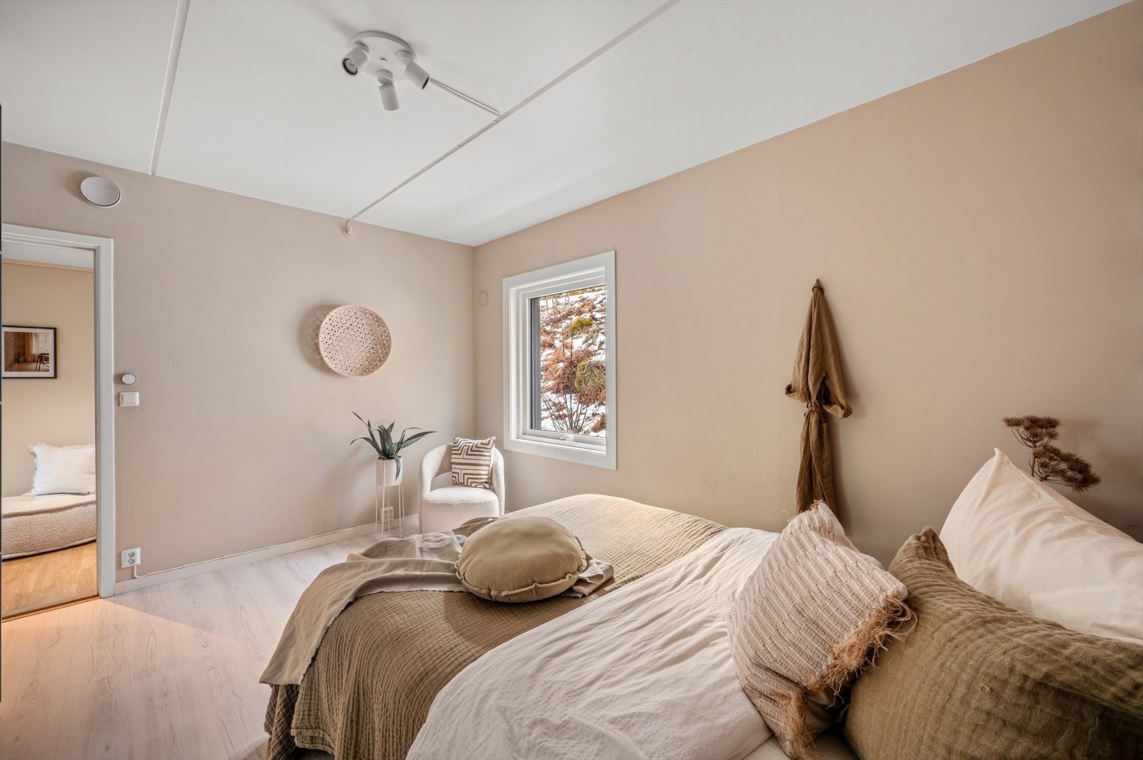 Plass til ønsket sengestørrelse og møblement. Galleribilde