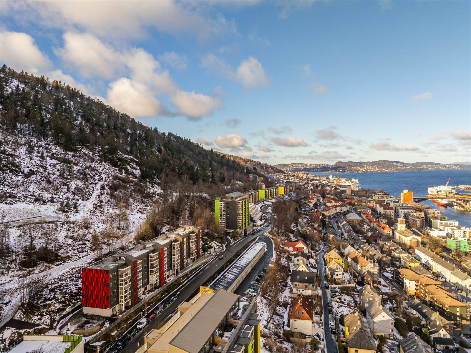 Høyt og fritt beliggende med flott utsikt over sentrum og Byfjorden. Galleribilde