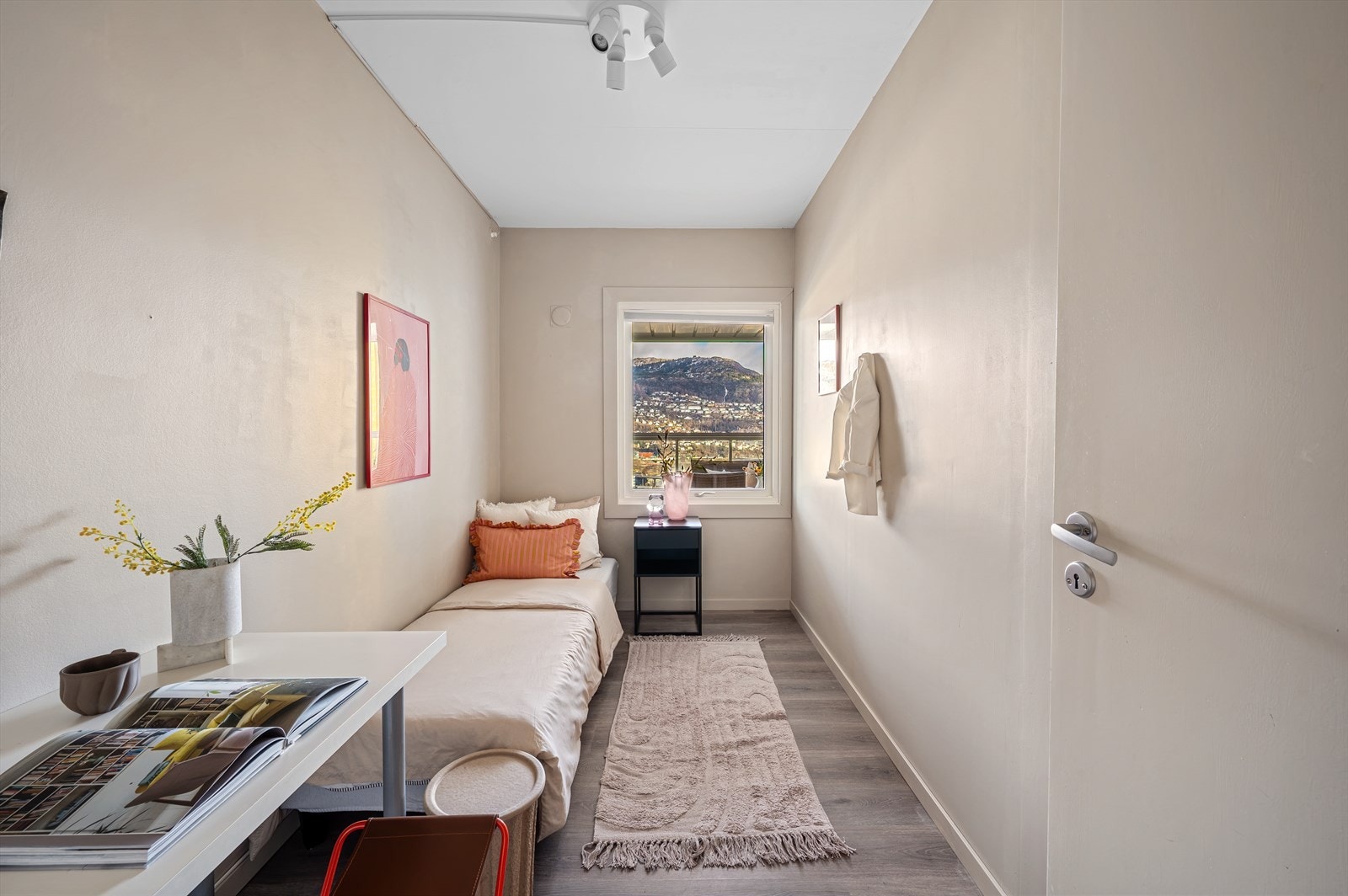 Perfekt barnerom, kontor eller gjesterom. Galleribilde