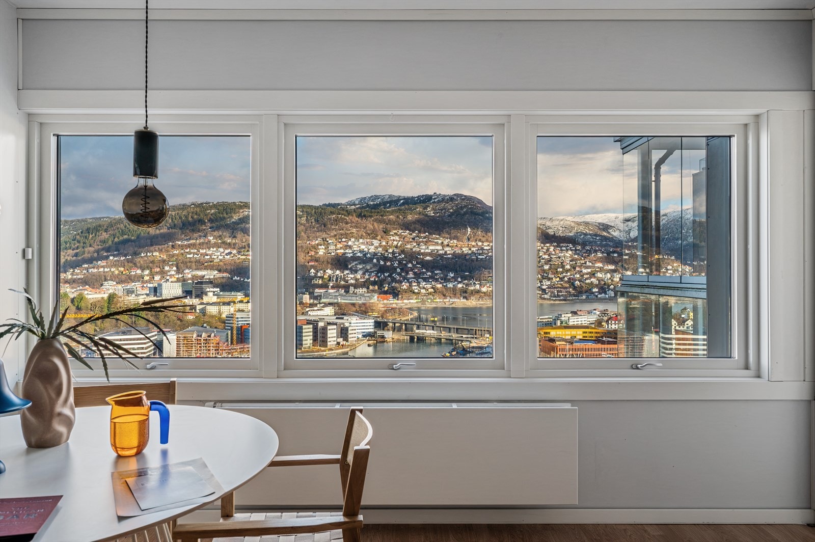 Rikelig med lys og en utsikt som virkelig setter preg på stuen. Galleribilde