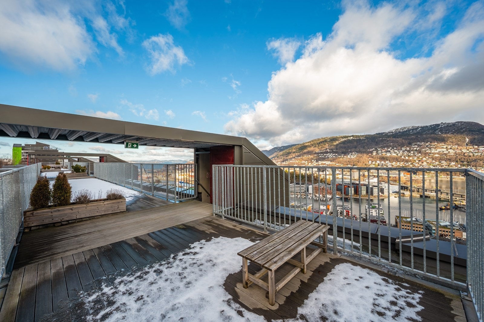 Flott felles takterrasse med vidstrakt utsikt. Galleribilde