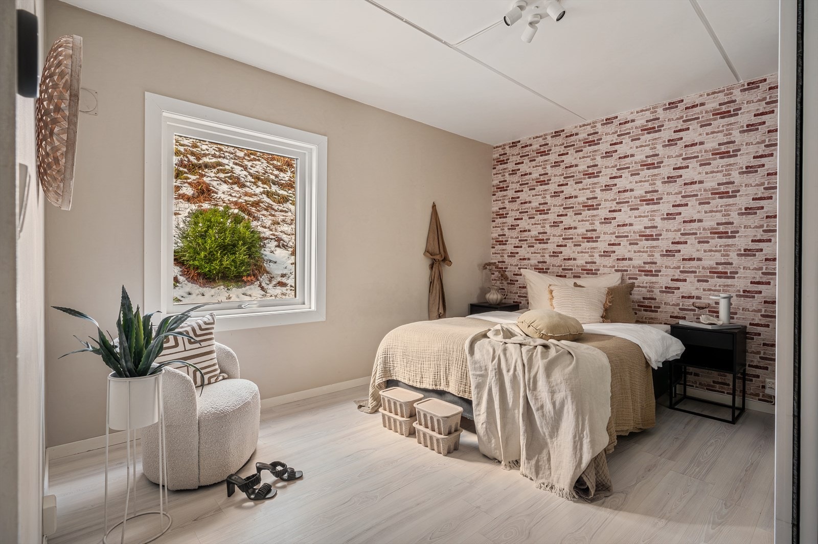 Romslig hovedsoverom med god garderobeplass. Galleribilde