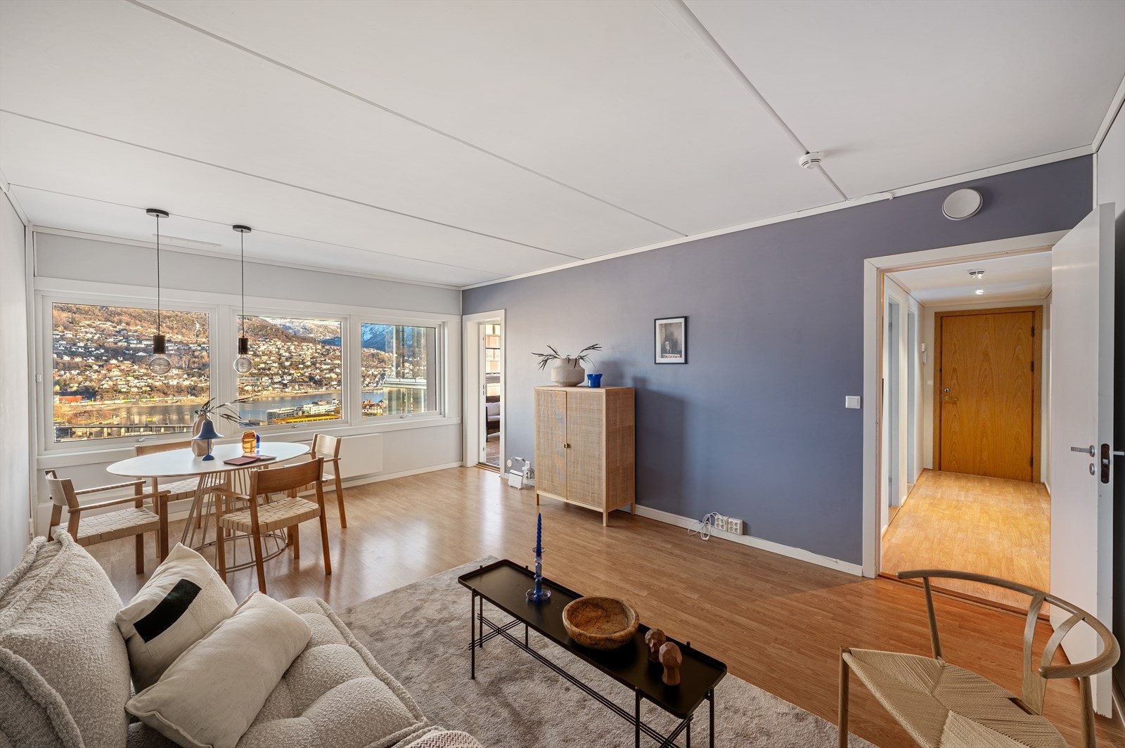 Lys og romslig stue med flott utsikt mot sentrum. Galleribilde