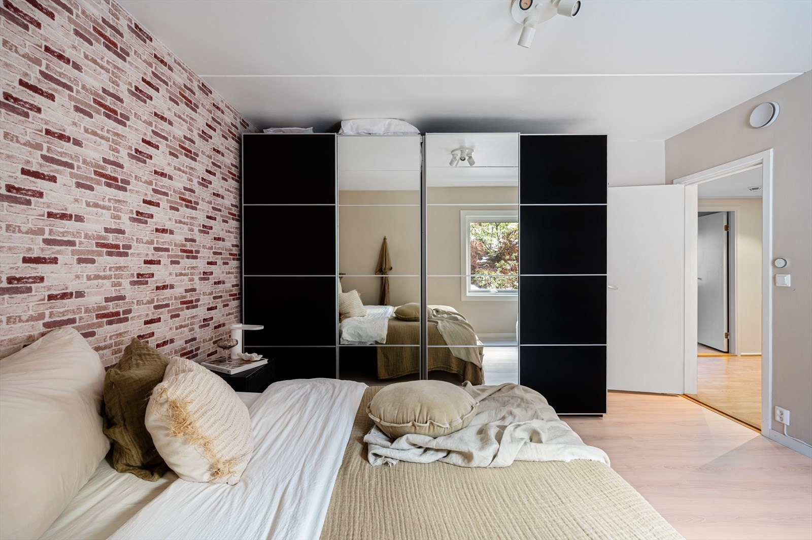 Praktisk skyvedørsgarderobe. Galleribilde