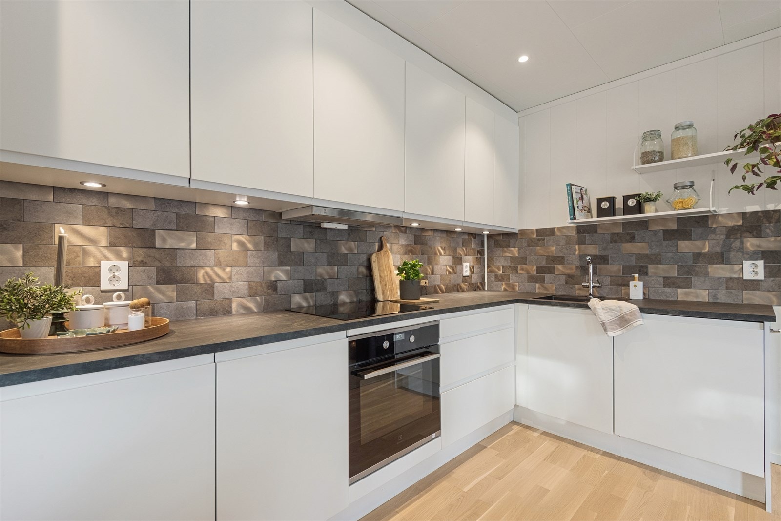 Integrerte hvitevarer som stekeovn, platetopp, oppvaskmaskin og kjøl/frys. Galleribilde