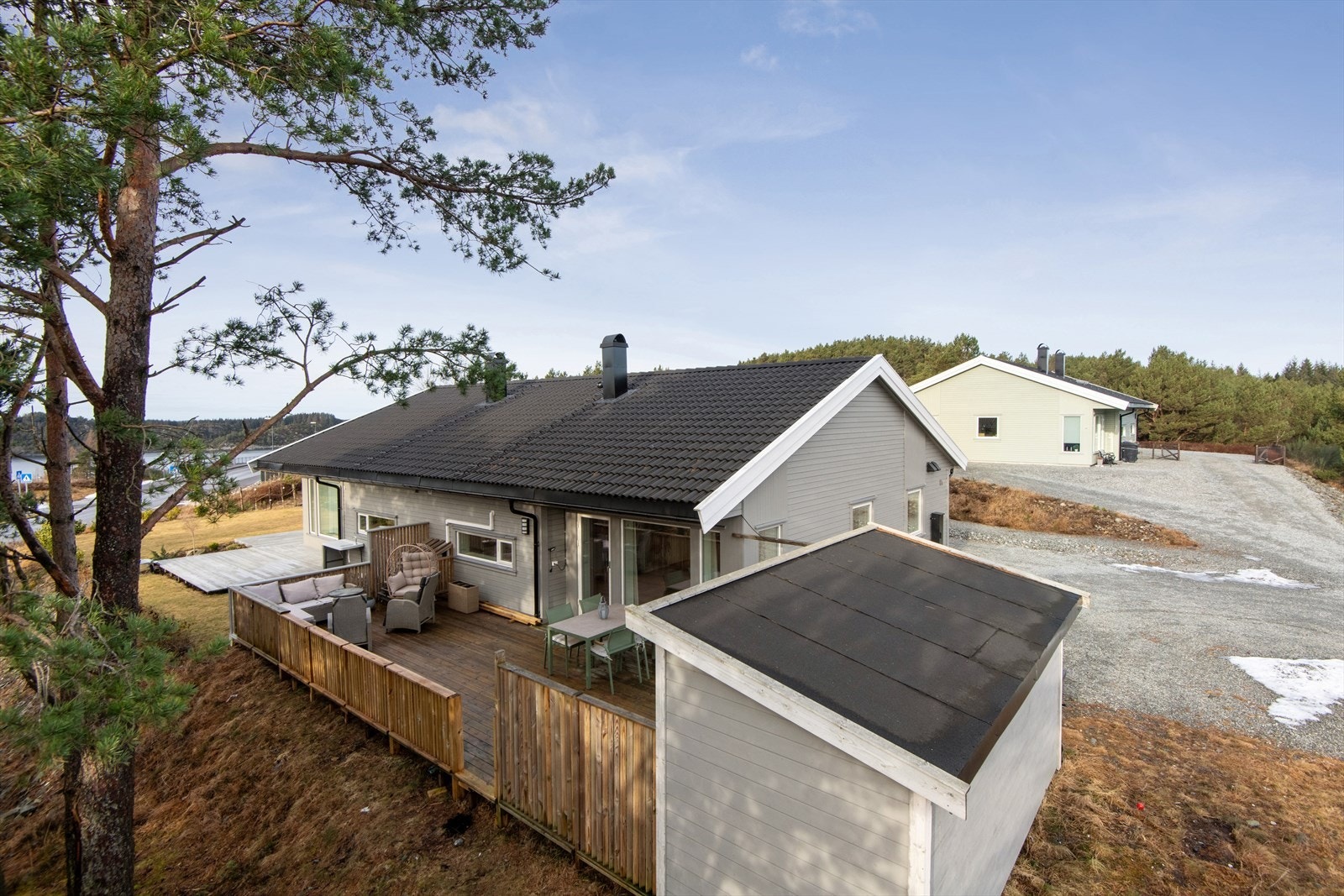 Parkering i innkjørsel. Galleribilde