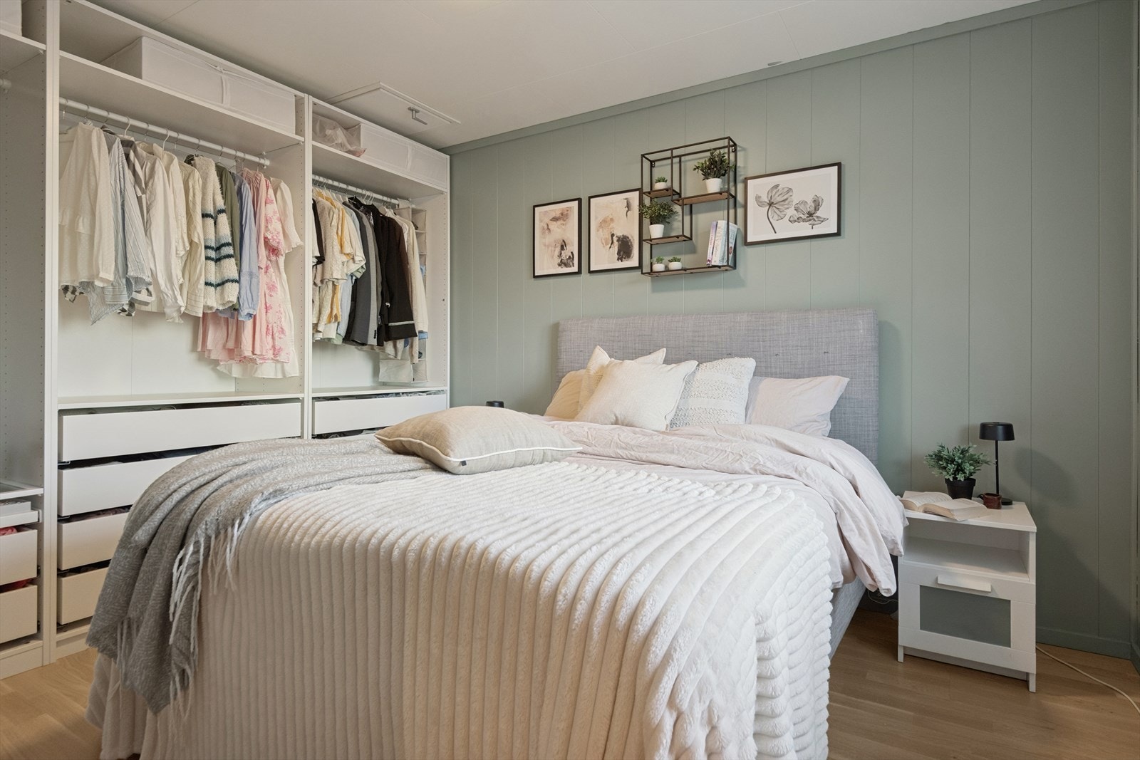 Her er det rikelig med plass for dobbeltseng, nattbord og gode garderobeløsninger. Galleribilde