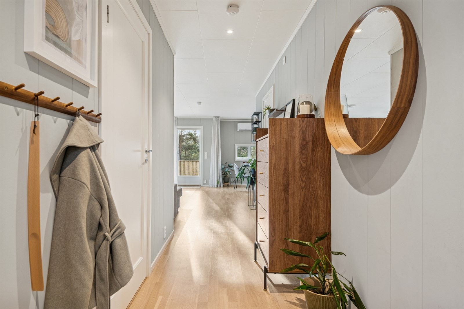 Lys og hyggelig entré med plass for enkle garderobe- og opphengsløsninger. Galleribilde