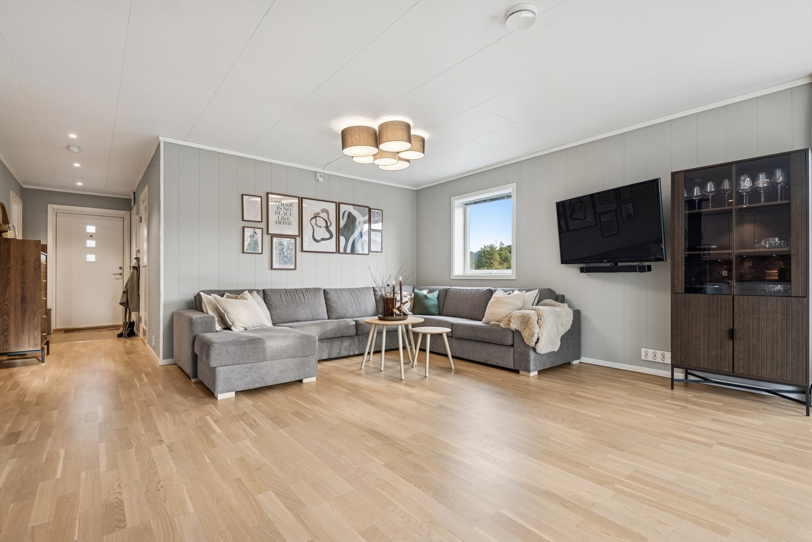 Boligen er fra 2022 og i 2024 ble overflatene innvendig malt. Galleribilde