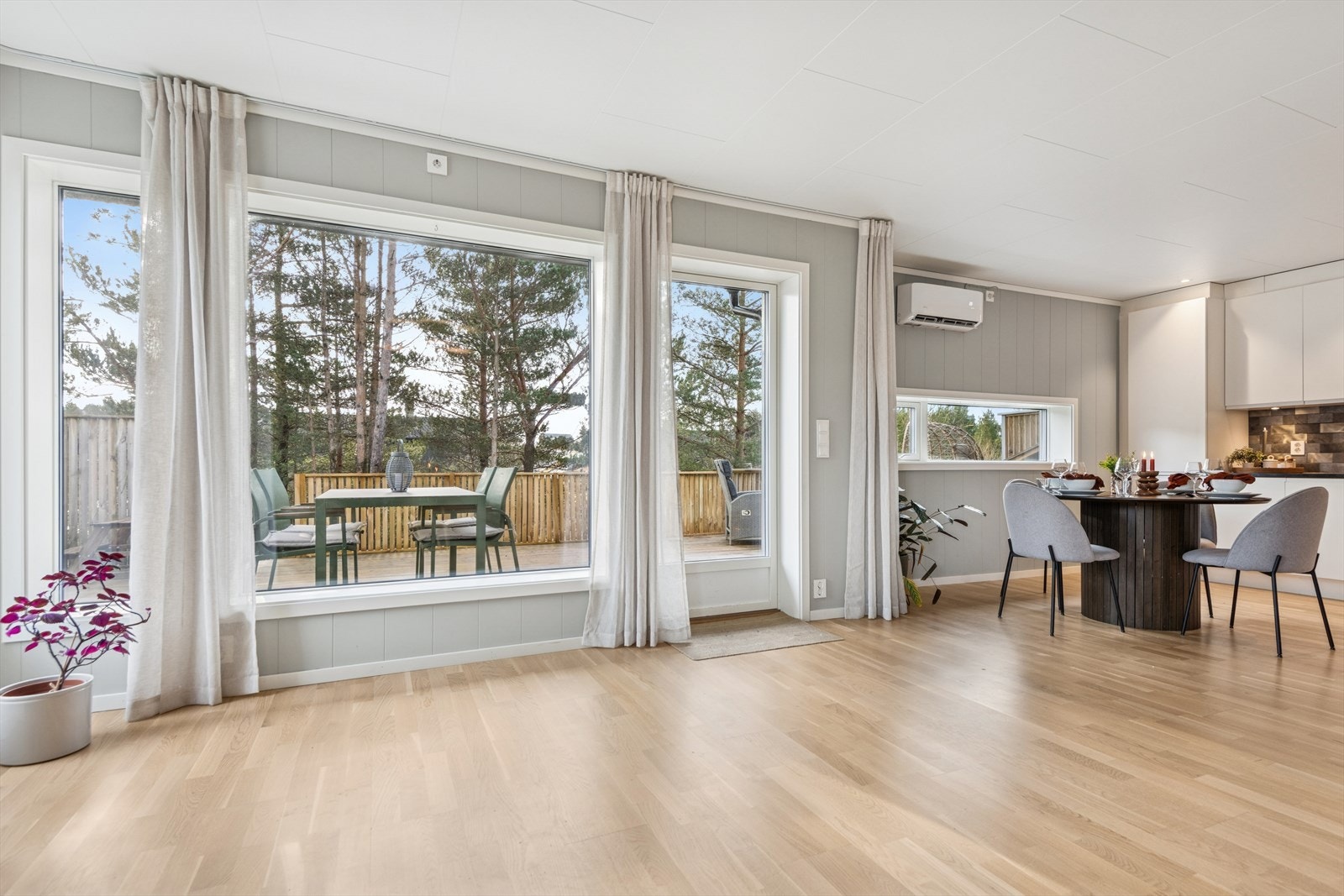 Gode vindusflater sørger for at rommet får godt med naturlig lys. Galleribilde