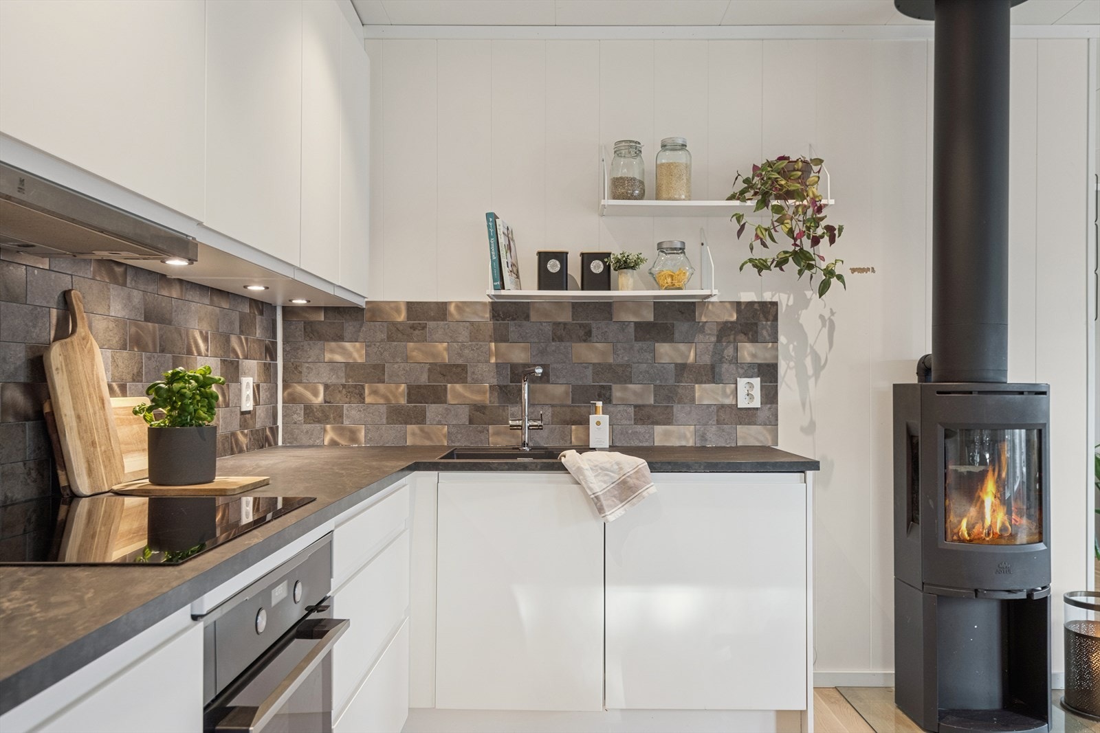 Alt i alt et svært funksjonelt og godt kjøkken som innbyr til herlige smaksopplevelser. Galleribilde