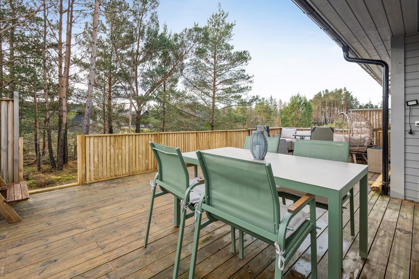 Fra stuen er det videre utgang til en stor terrasse. Galleribilde