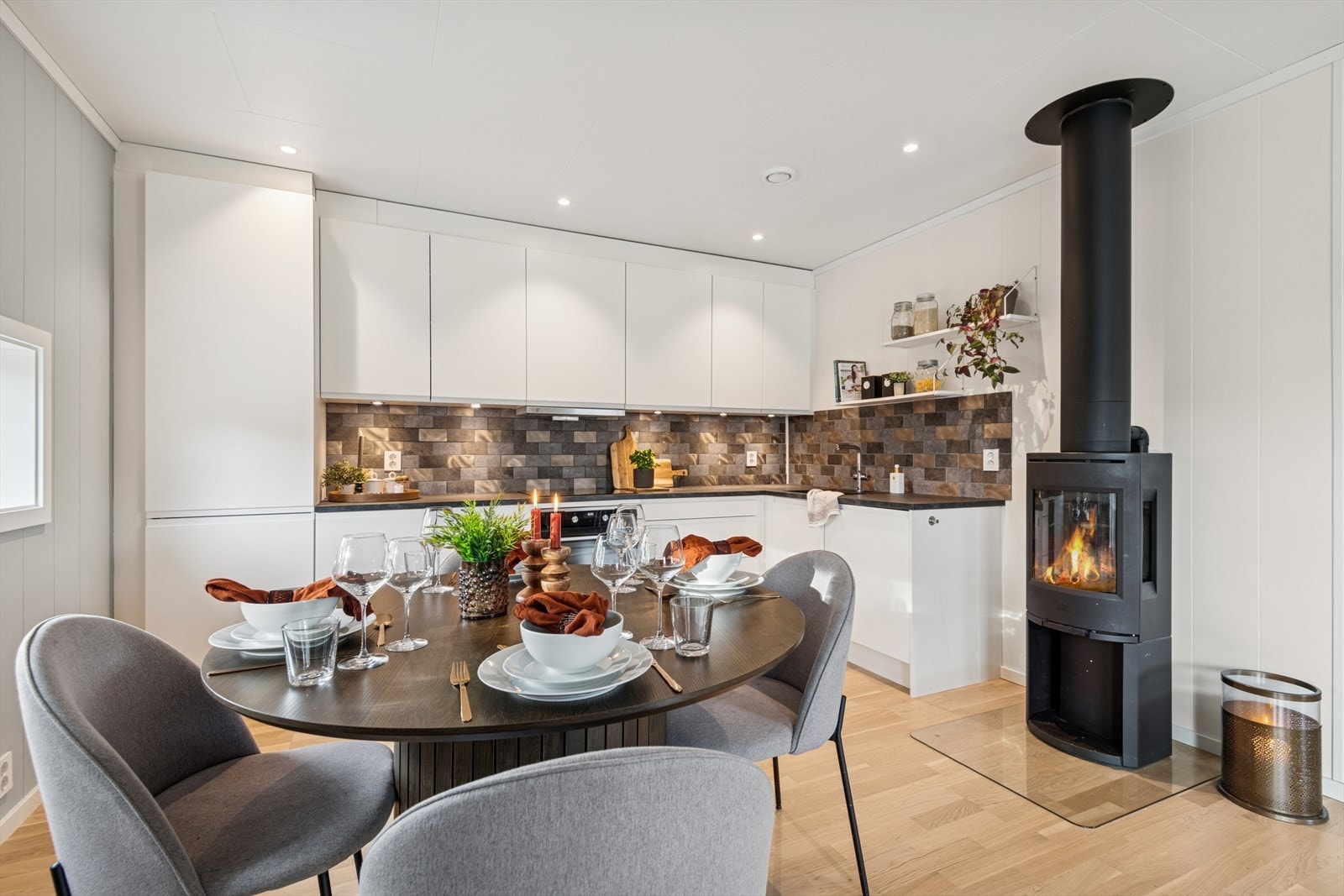 Stilrent og moderne kjøkken med alt en måtte trenge av skap-, skuff- og benkeplass. Galleribilde