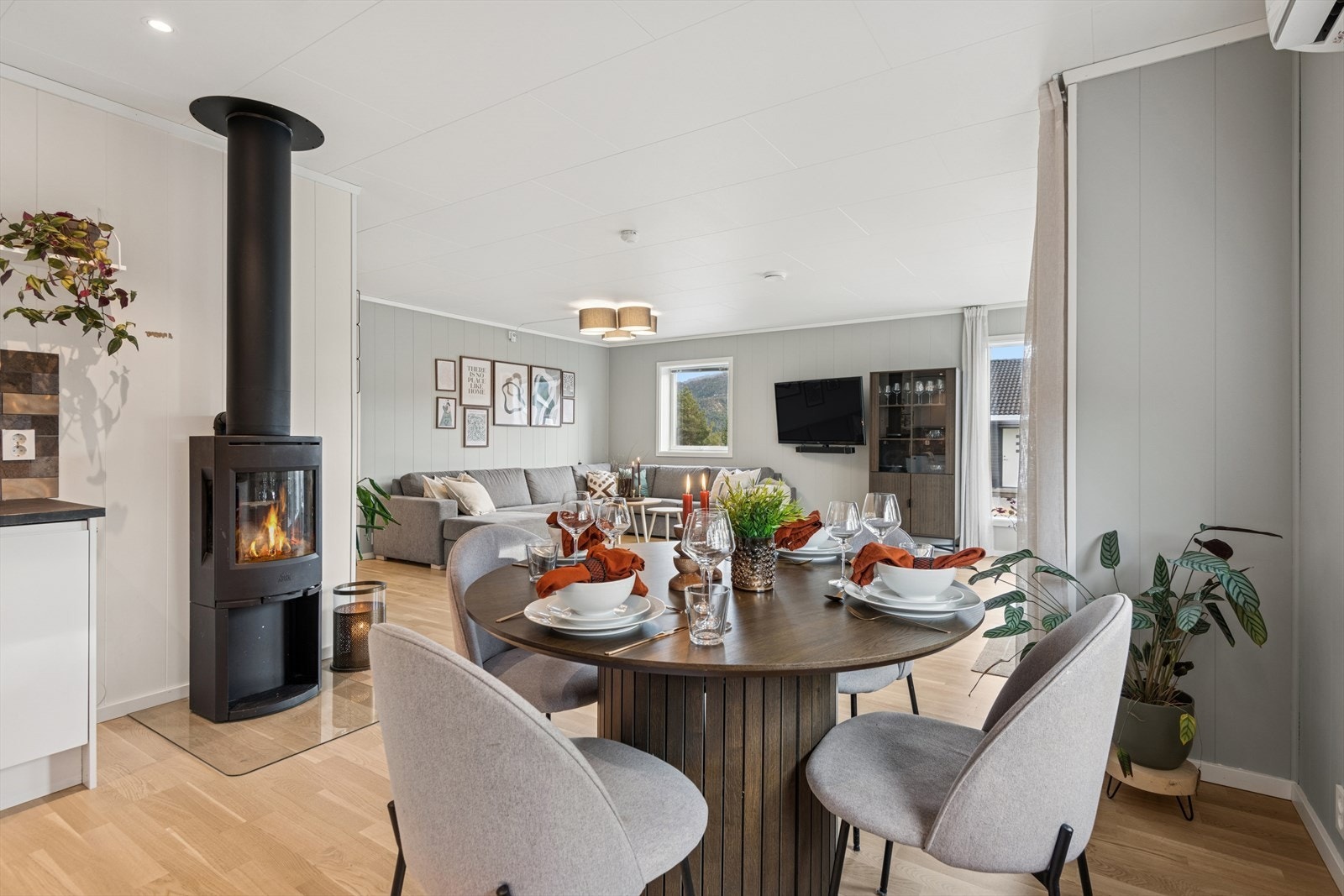 Peisovnen er selve hjertet i rommet og bidrar til å varme opp både rom og stemning. Det er også etablert varmepumpe. Galleribilde