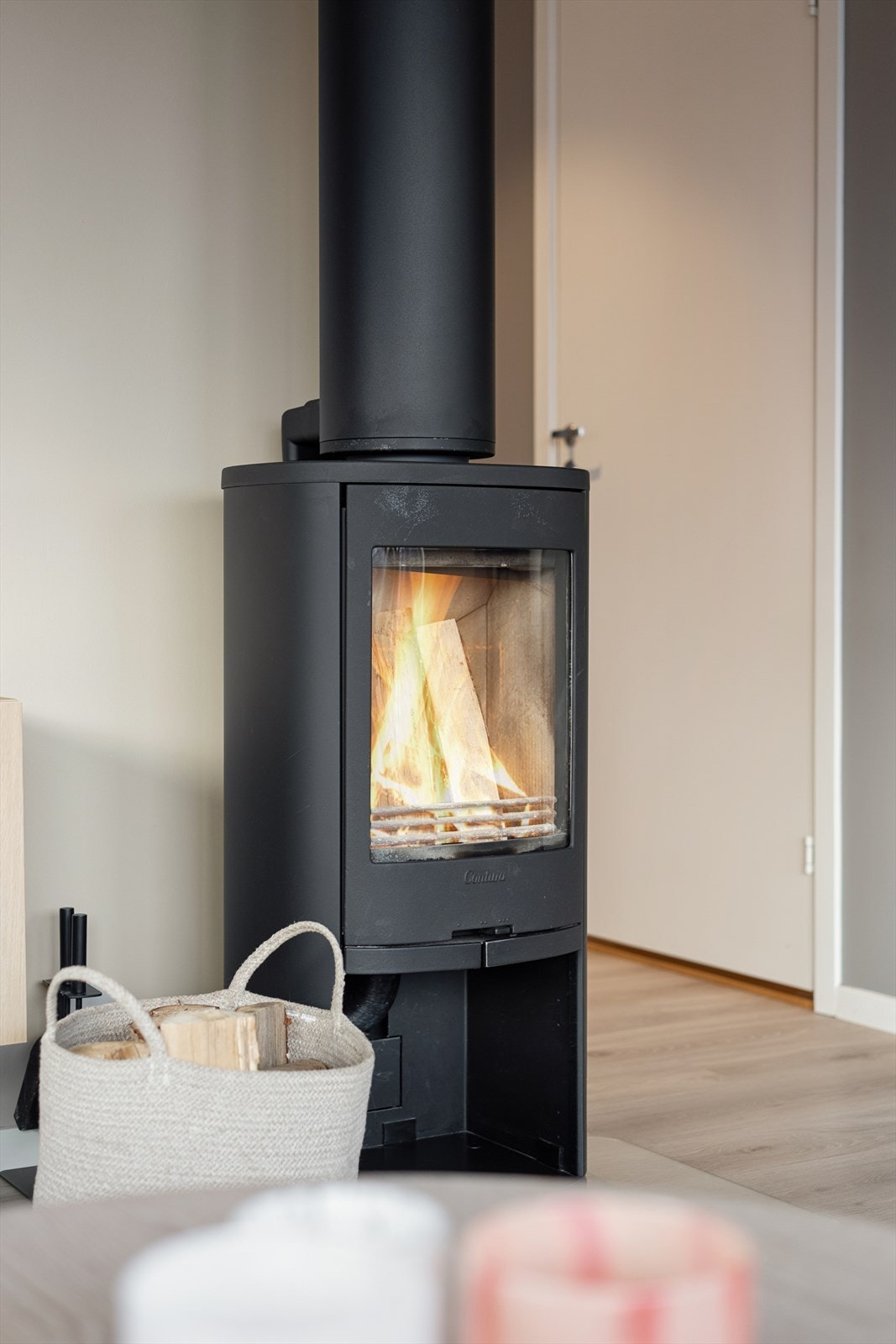 Stemningsfull peis i stuen - perfekt for kjølige dager. Galleribilde