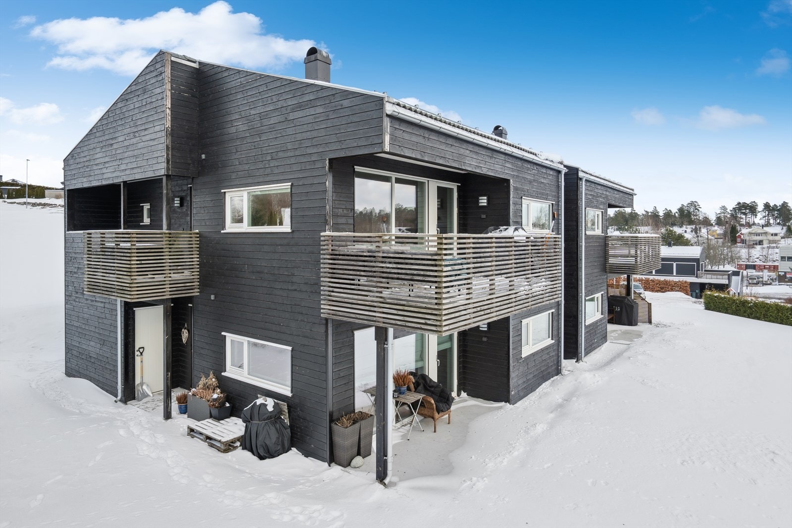 Boligen er beliggende i et tilbaketrukket og rolig boligområde på populære Bjellandåsen, med kort vei til barnehage, skole, lokalbutikk og idrettsanlegg på Vear. Galleribilde