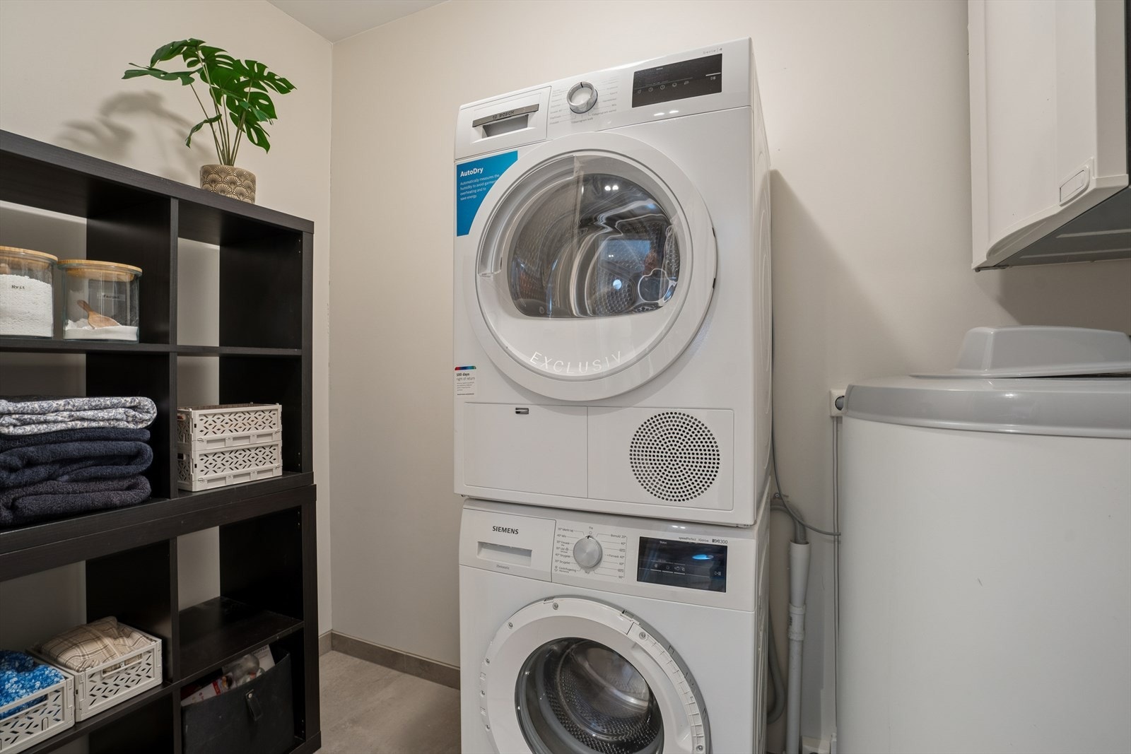 Rommet er flislagt og har opplegg for vaskemaskin og tørketrommel, samt plass til varmtvannsbereder. Galleribilde