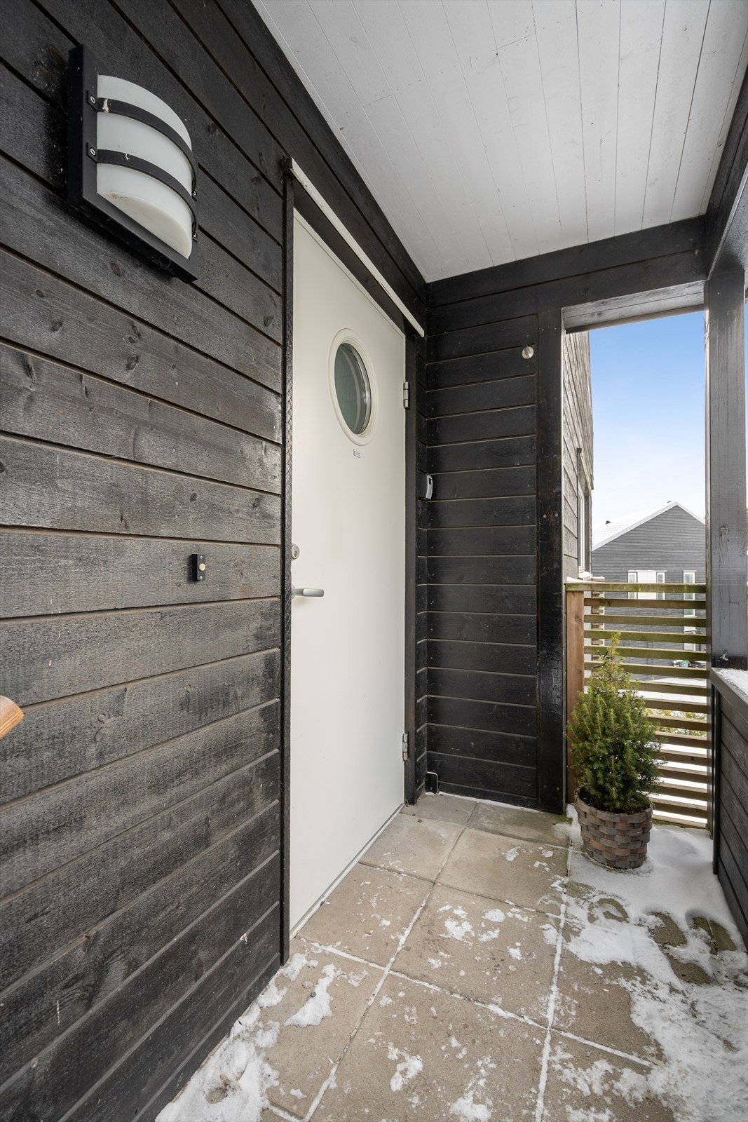 Boligen ønskes velkommen via et overbygget inngangsparti. Galleribilde