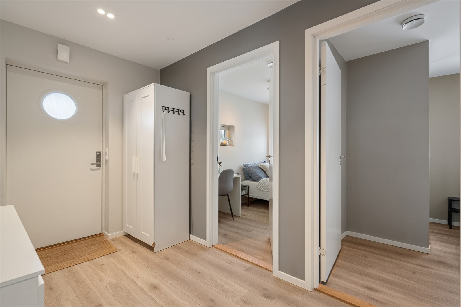 Innbydende entré med plass til oppbevaring i garderobeløsning. Galleribilde