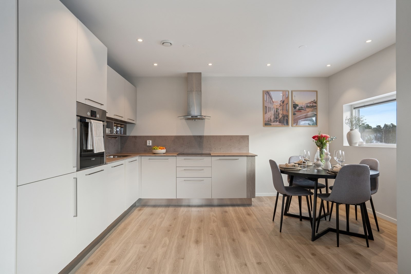 Kjøkkenet fremstår stilrent og moderne med glatte fronter og høytrykkslaminat benkeplate. Galleribilde