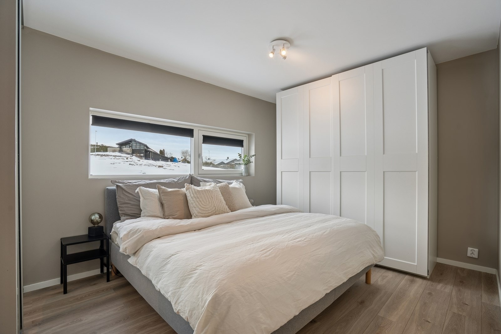 Boligens hovedsoverom er romslig og har god plass til dobbeltseng, nattbord og garderobeløsning. Galleribilde