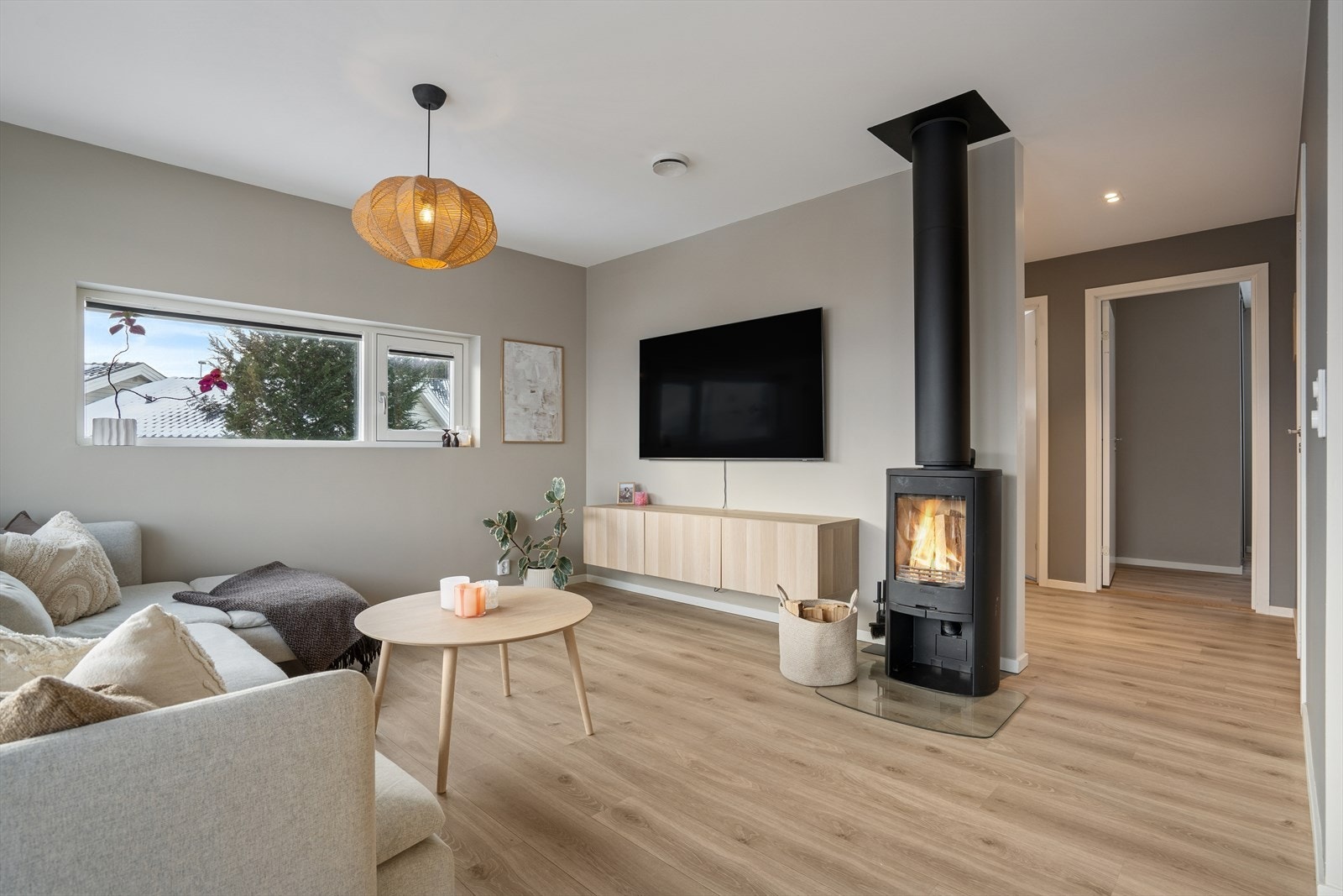 Tv-benk og oppheng til tv medfølger salget. Galleribilde