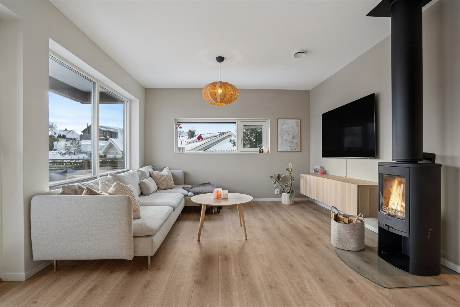 Boligens stue og kjøkken er samlet i en åpen og sosial løsning som fremstår både moderne og funksjonell. Galleribilde