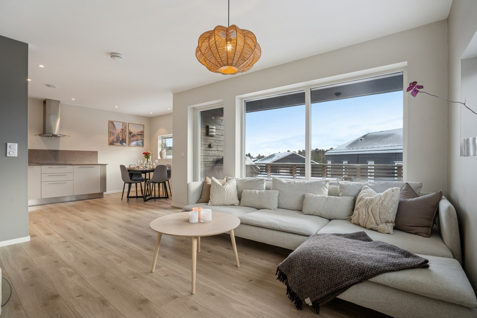 Dette er en rålekker og moderne horisontaldelt firemannsbolig fra 2017 beliggende i et rolig og svært barnevennlig boligområde på Bjellandåsen. Galleribilde