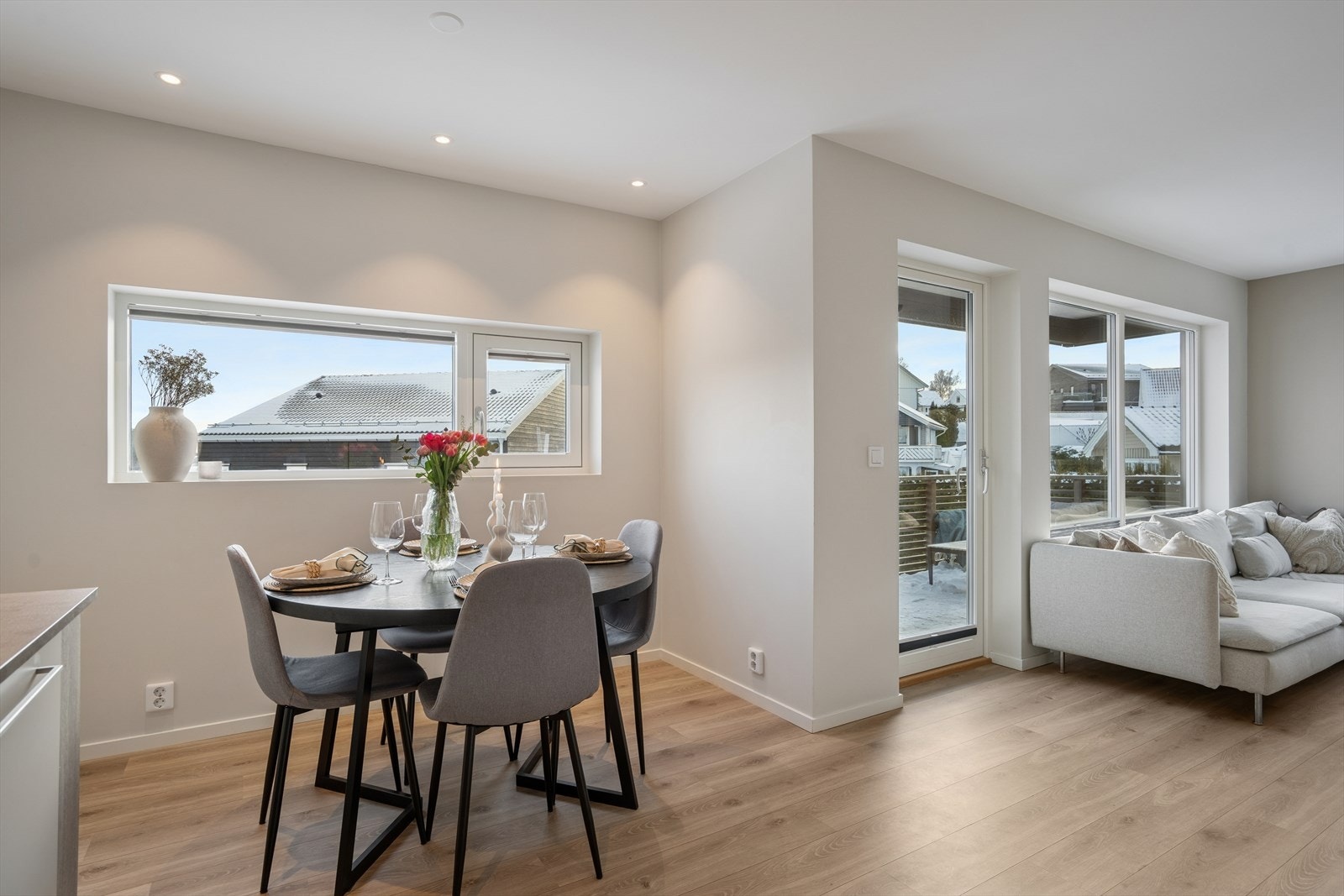 Fra stuen er det direkte utgang til en romslig og solrik sørvestvendt terrasse. Galleribilde