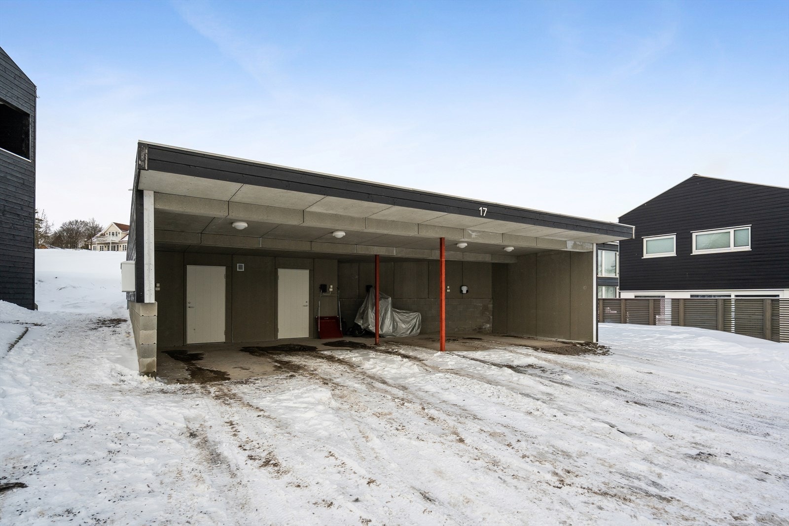 Boligen disponerer 1 plass i carporten (helt til venstre) og sportsboden i bakkant med gode lagringsmuligheter. Galleribilde