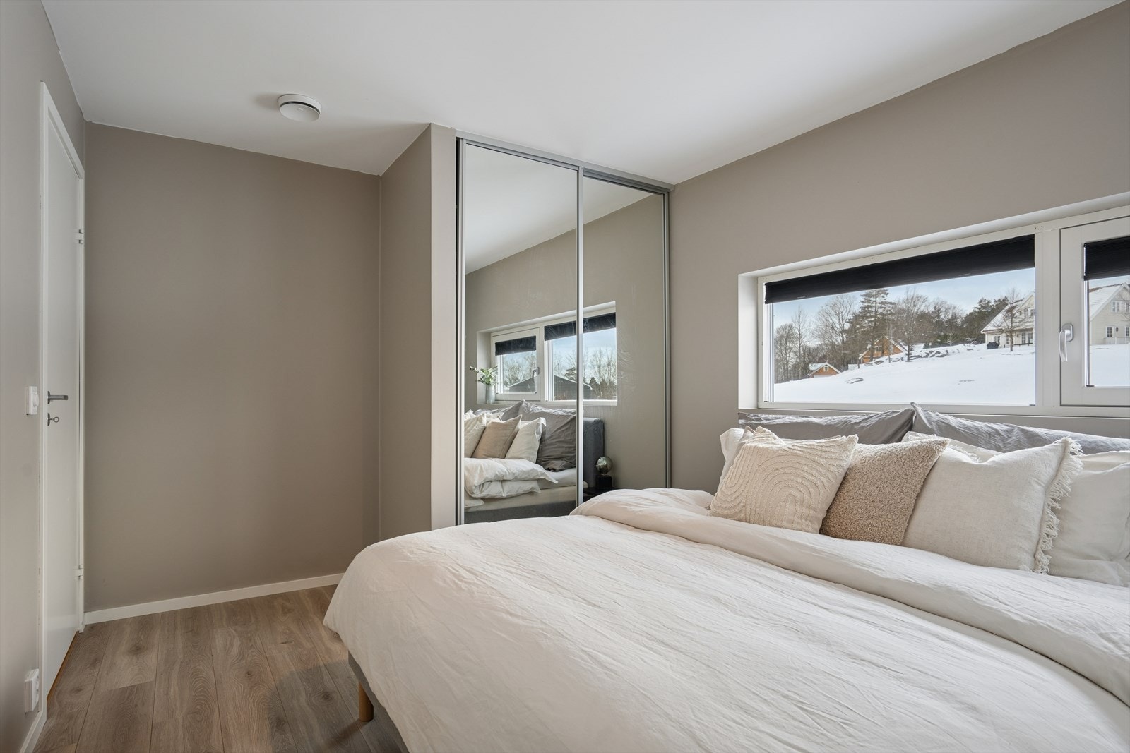 Store vindusflater gir godt med naturlig lys og en behagelig romfølelse. Galleribilde