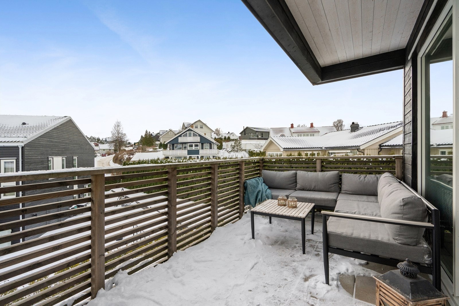 Terrassen fungerer som en naturlig forlengelse av stuen i sommerhalvåret og byr på svært gode solforhold. Galleribilde