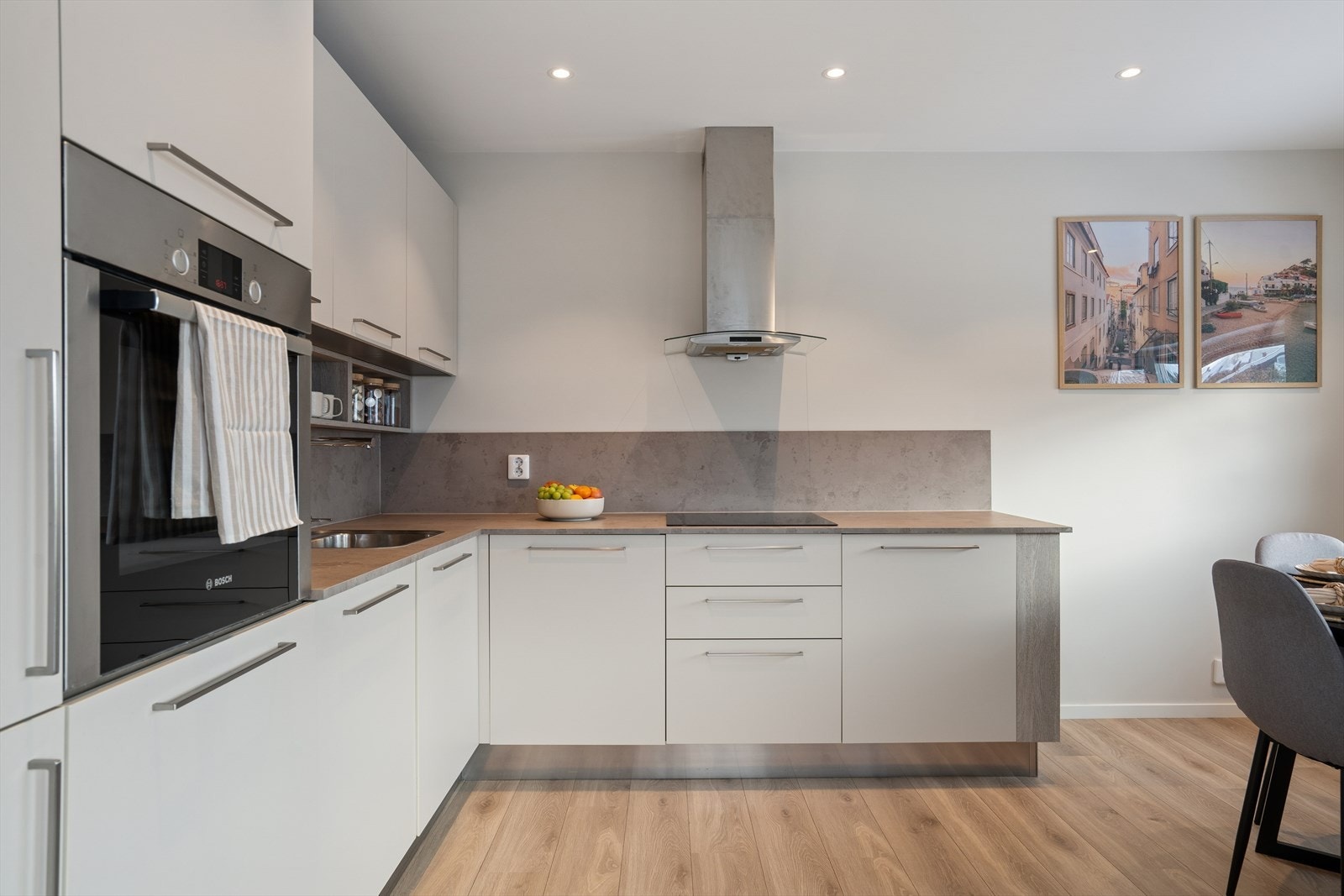 Kjøkkenets utforming er praktisk med god skap- og benkeplass. Galleribilde