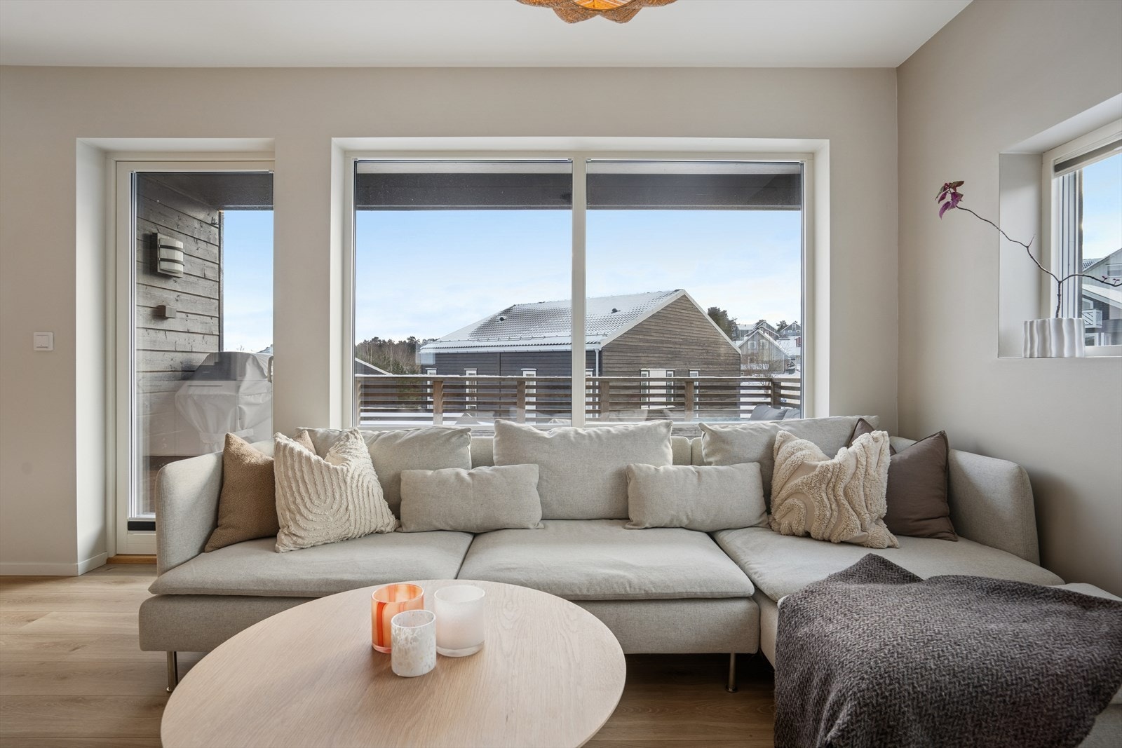 Stuen har god plass til sofagruppe med sofabord, og planløsningen gir flere gode møbleringsmuligheter. Galleribilde