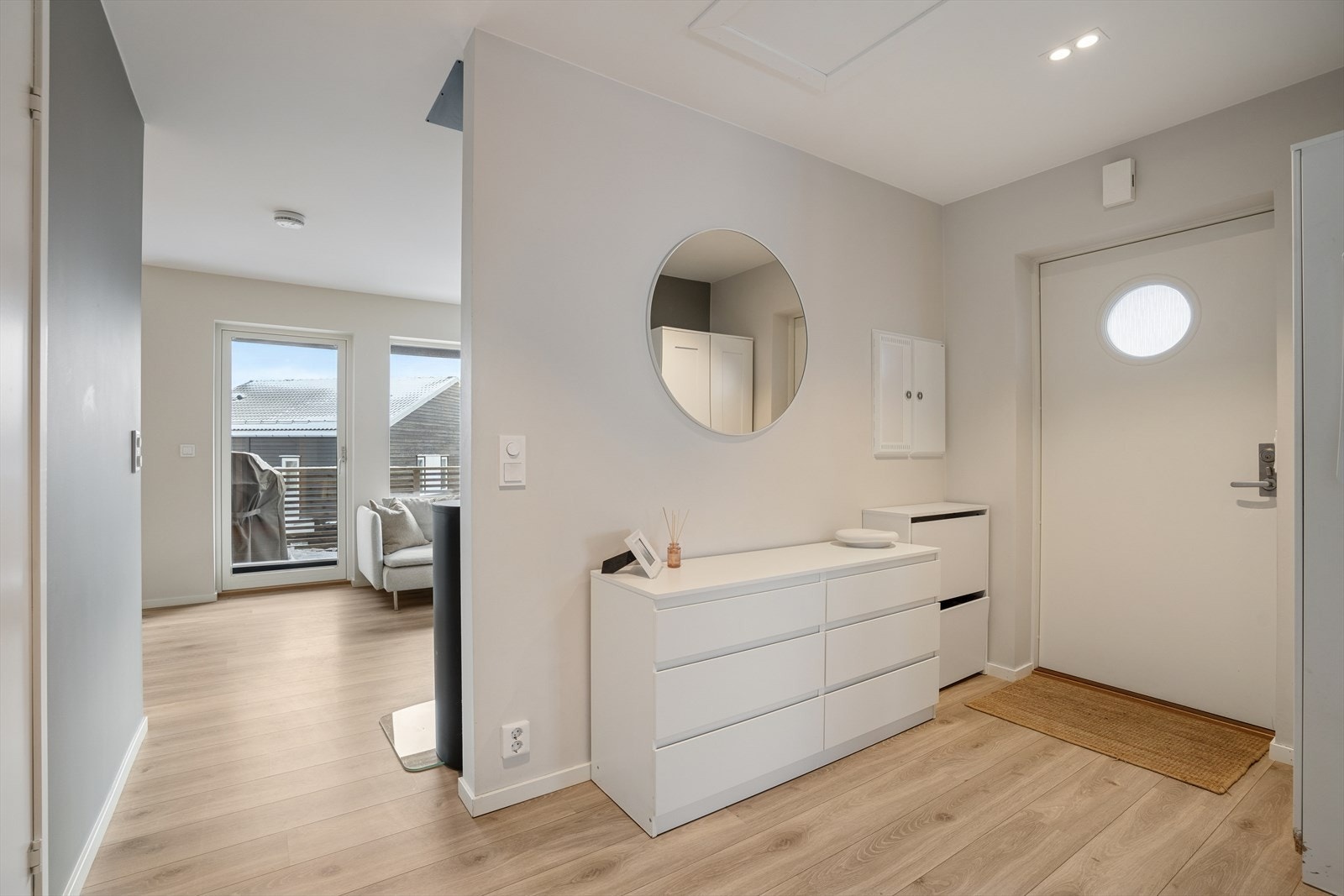 Entréen gir en ryddig og praktisk adkomst til boligens øvrige rom og gir et godt førsteinntrykk av boligens gjennomgående standard. Galleribilde