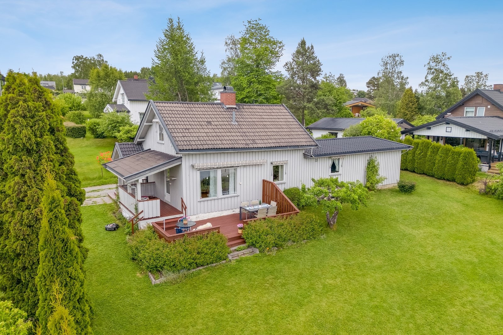 Eneboligen ligger sentralt til i et ettertraktet og rolig boligområde på Ajer. Galleribilde