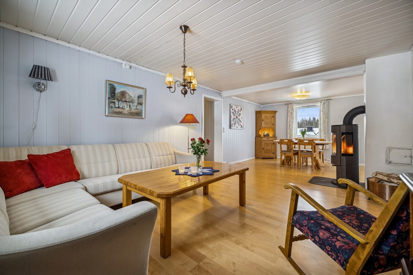 Den ene stuen fungerer utmerket som en egen TV-krok. Galleribilde