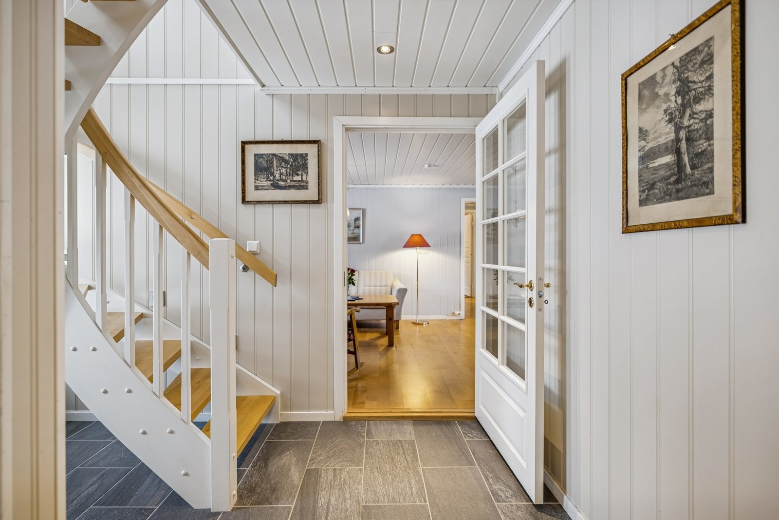 I entreen er det fliser med varme i gulv. Galleribilde