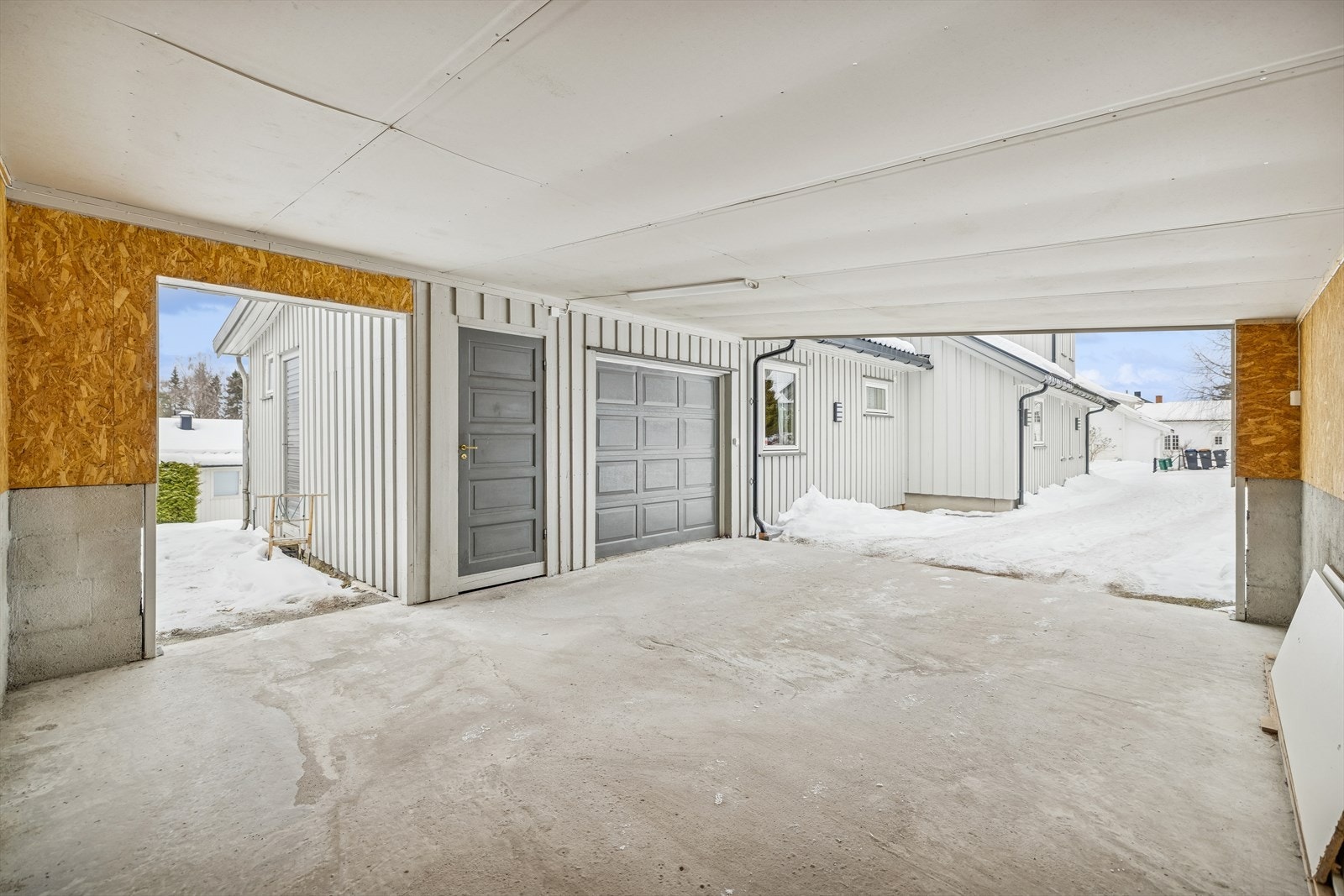 I tilknytning til carporten er det flere eksterne boder for ekstra lagring. Galleribilde