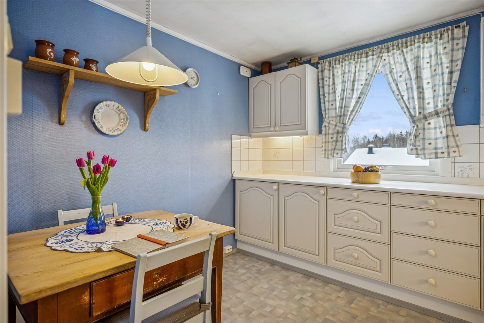 Kjøkkenet har plass til en koselig spiseplass hvor hverdagsmåltidene kan nytes. Galleribilde