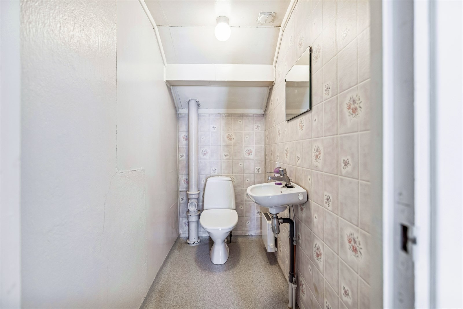 I 2. etasje er det også et praktisk toalettrom med vegghengt servant og gulvmontert toalett. Galleribilde